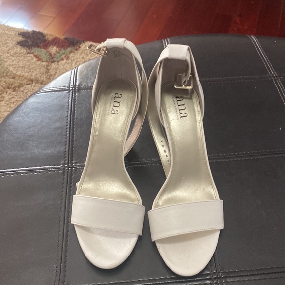 A.n.a pre owned white Slippers shoes 7 1/2 M - Picture 2 of 3